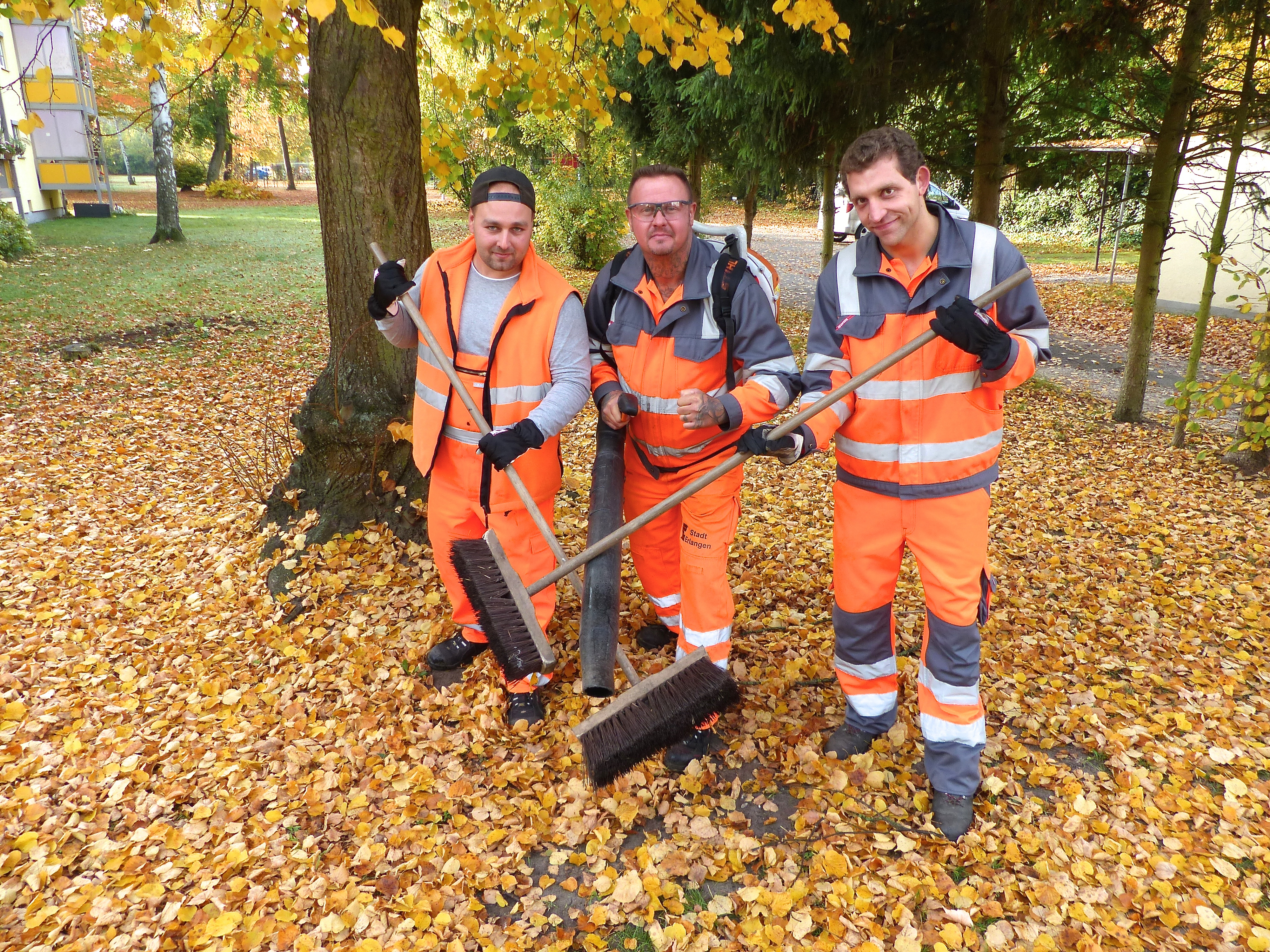 Mario LoGiudice, Markus Reschke und Mark Rudel (v.l.n.r.) bringen sich in Stellung, um den Kampf gegen die Laubmassen aufzunehmen. Foto: Uwe Müller