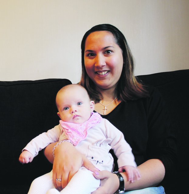 Mama Sandra ist stolz auf ihre hübsche Tochter Elli Pamela.