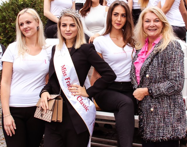 Model Agentur-Chefin Marie-Luise Cawi (r.) und Miss Franken Classic Alicia Blut (2.v.l.) mit zwei Bewerberinnen. | Foto: Nicole Fuchsbauer