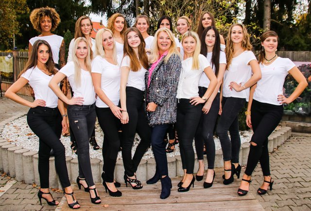 Marie-Luise Cawi mit ihren Mädels: Sie alle haben es ins Finale am 17. November im Maritim geschafft. | Foto: Nicole Fuchsbauer