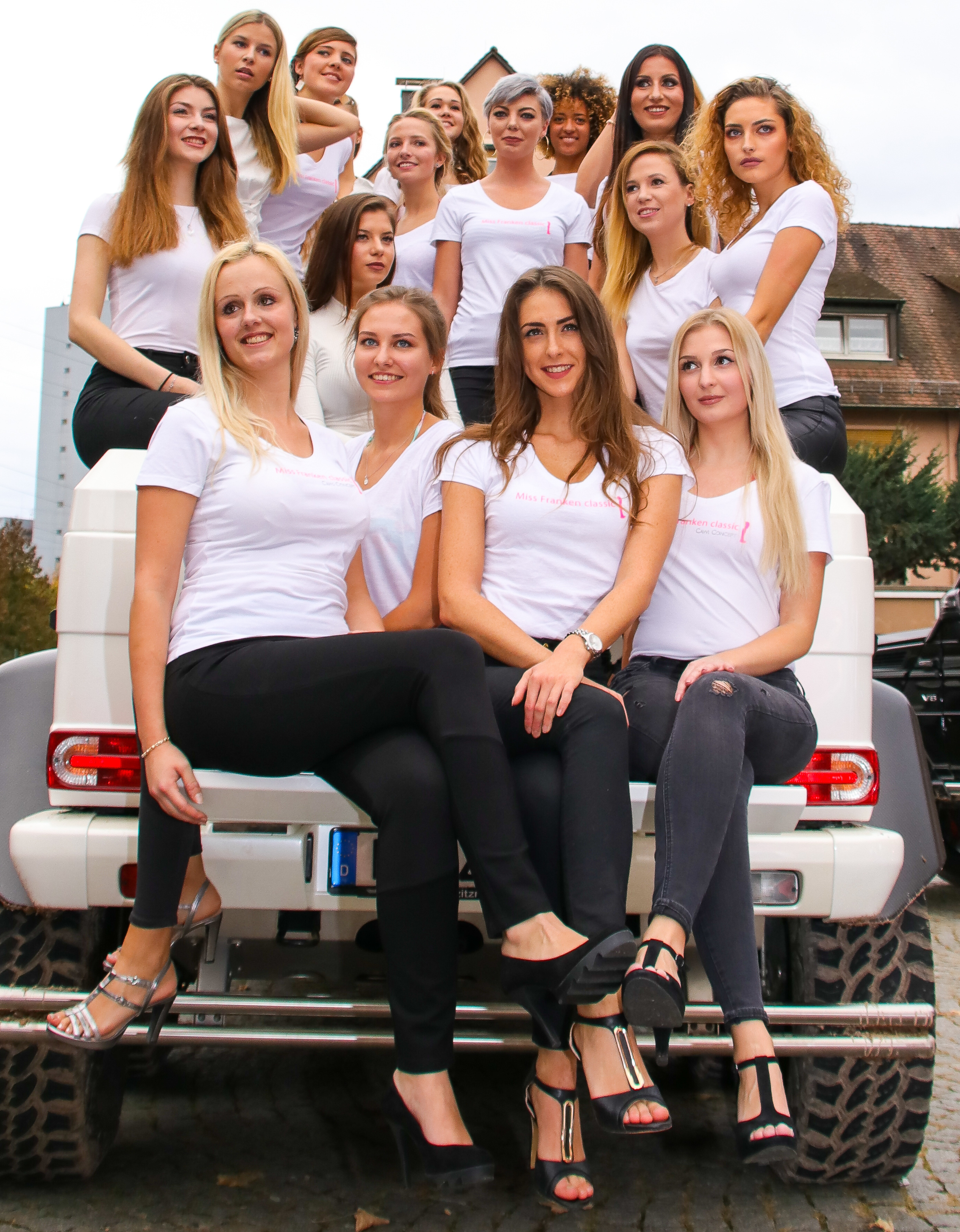Auf dem ,,Macho Man Auto": Casting für die Miss Franken Classic 2018.