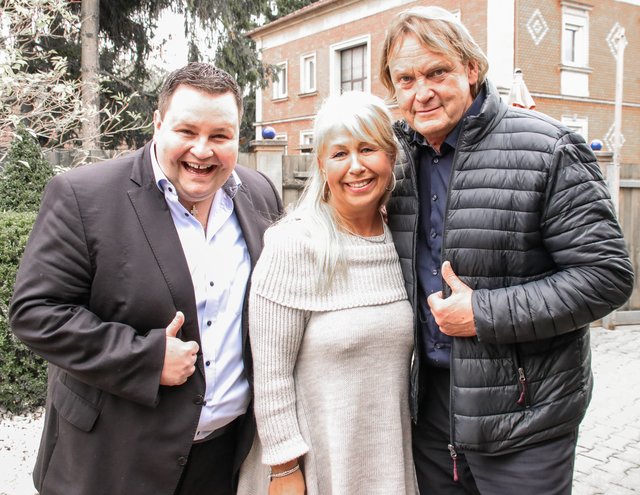 Die Jury-Mitglieder Tenor Alexander Herzog (l.), Macho Man Peter Althof (r.) mit Boutique Kaufrausch Chefin Barbara Karbaum. | Foto: Nicole Fuchsbauer