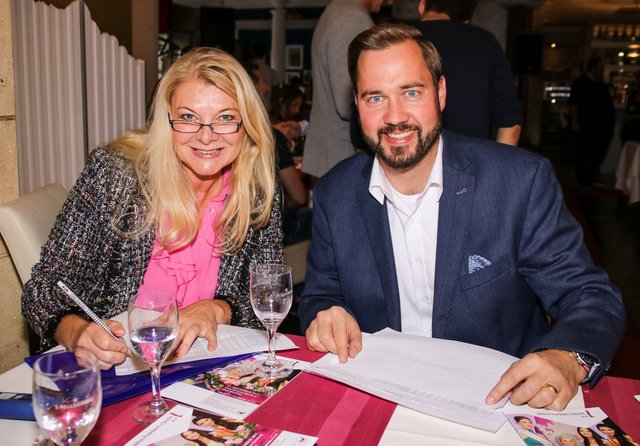 Die Macherin der Miss Franken Classic Marie-Luise Cawi und CSU-Landtagskandidat Jochen Kohler zählen die Wertung der Jury aus. | Foto: Nicole Fuchsbauer