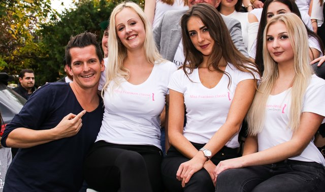 Jury Mitglied und Hit Radio N1 Morningshow-Stimme Flo Kerschner mit Anwärterinnen auf die Miss Franken Classic Krone. | Foto: Nicole Fuchsbauer