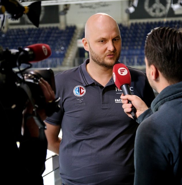 (Foto: HJKrieg, hl-studios, Erlangen): HC Erlangen: Pressekonferenz mit dem neuen Cheftrainer Adalsteinn "Adli" Eyjolfsson - hier mit Franken Fernsehen
