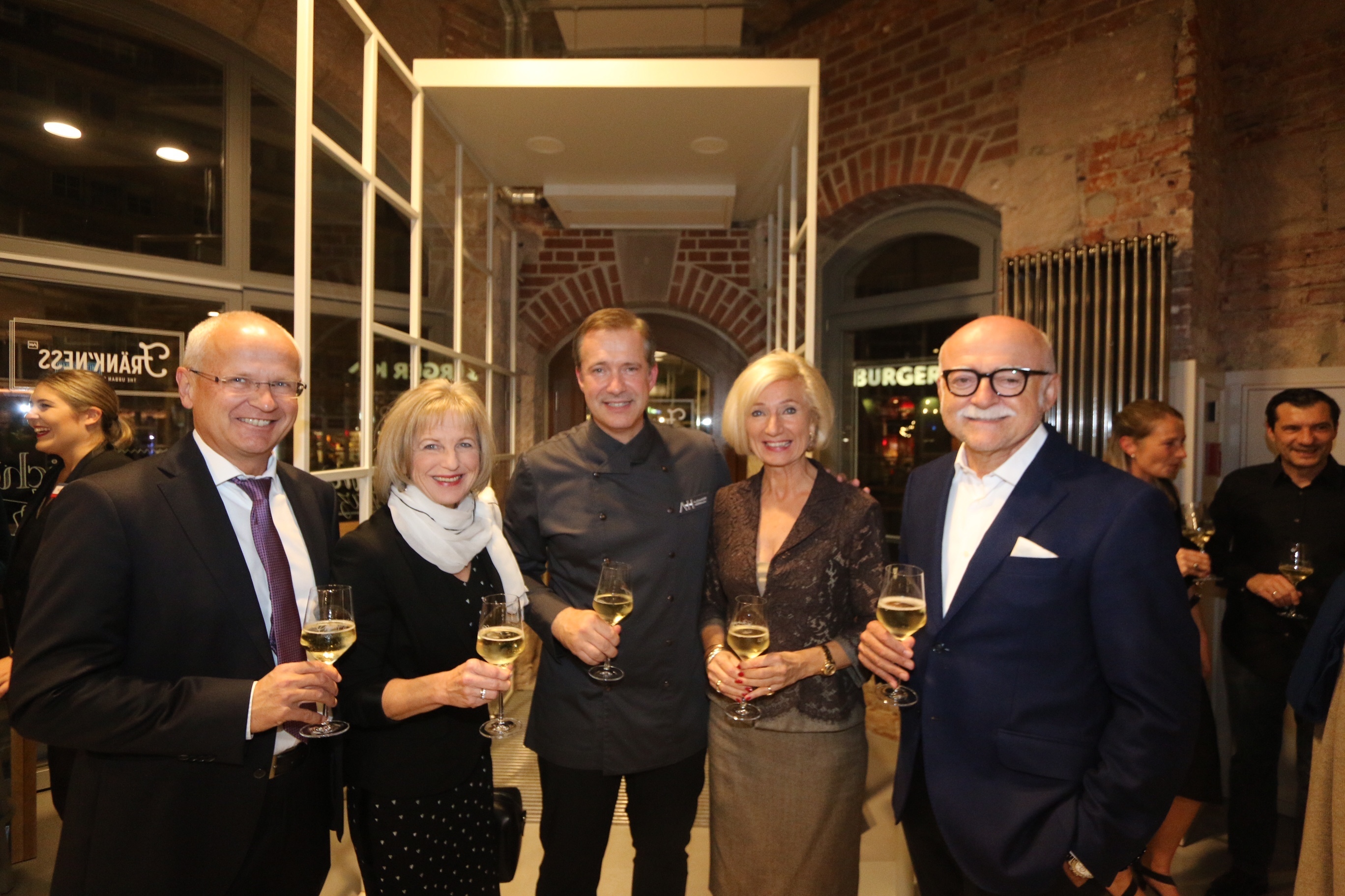 Gruppenbild mit Starkoch Alexander Herrmann (Mitte)! Von links: Bürgermeister Dr. Klemens Gsell mit Gattin Ulrike, Prof. Julia Lehner mit Ehemann & Immo-Genie Gerd Schmelzer.