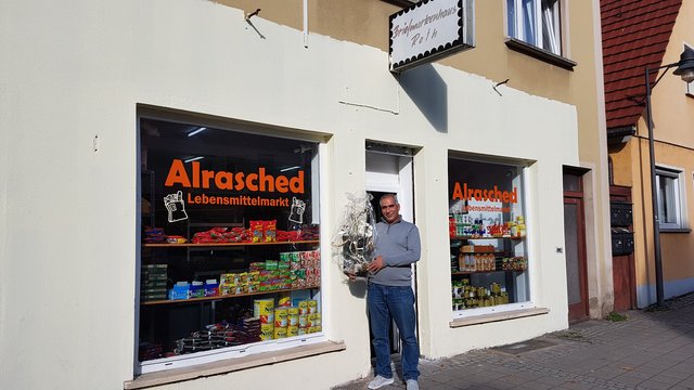 Ist stolz auf das Erreichte: Mdyan Alrahhal vor seinem Geschäft in der Münchener Straße. | Foto: © Stadt Roth