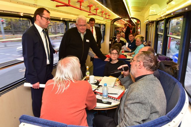 Mitglieder des aktuellen Fahrgastbeirates der VAG bei ihrem Treffen in der Eventstraßenbahn Extratour. | Foto: Claus Felix