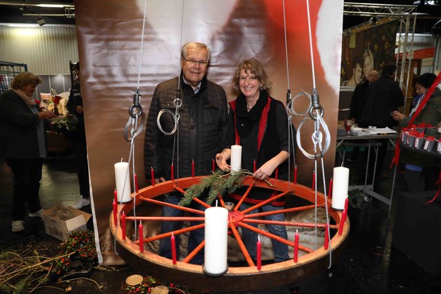 Adventliches von Beatrix Schaffranka. Auf dem  Bild mit Messe-Chef Heiko Könicke. | Foto: Udo Dreier