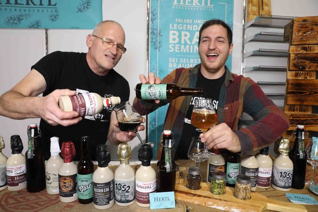 Bernd und David Hertl mit Gurkenbier. | Foto: Udo Dreier