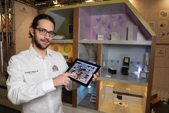 Lucas Degenhardt-Seltmann zeigt das ,,smart home". | Foto: Udo Dreier