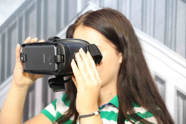 Unter dem Motto „schau amol“ können die Besucher mit der VR-Brille in den neuen Einkaufsbereich der Fürther Altstadt abtauchen. Bei „horch amol“ gibt es die beliebtesten Fürther Veranstaltungen, wie die Michaelis-Kärwa, das Internationale Klezmer-Festival oder die Events der Comödie Fürth direkt aufs Ohr. | Foto: Udo Dreier