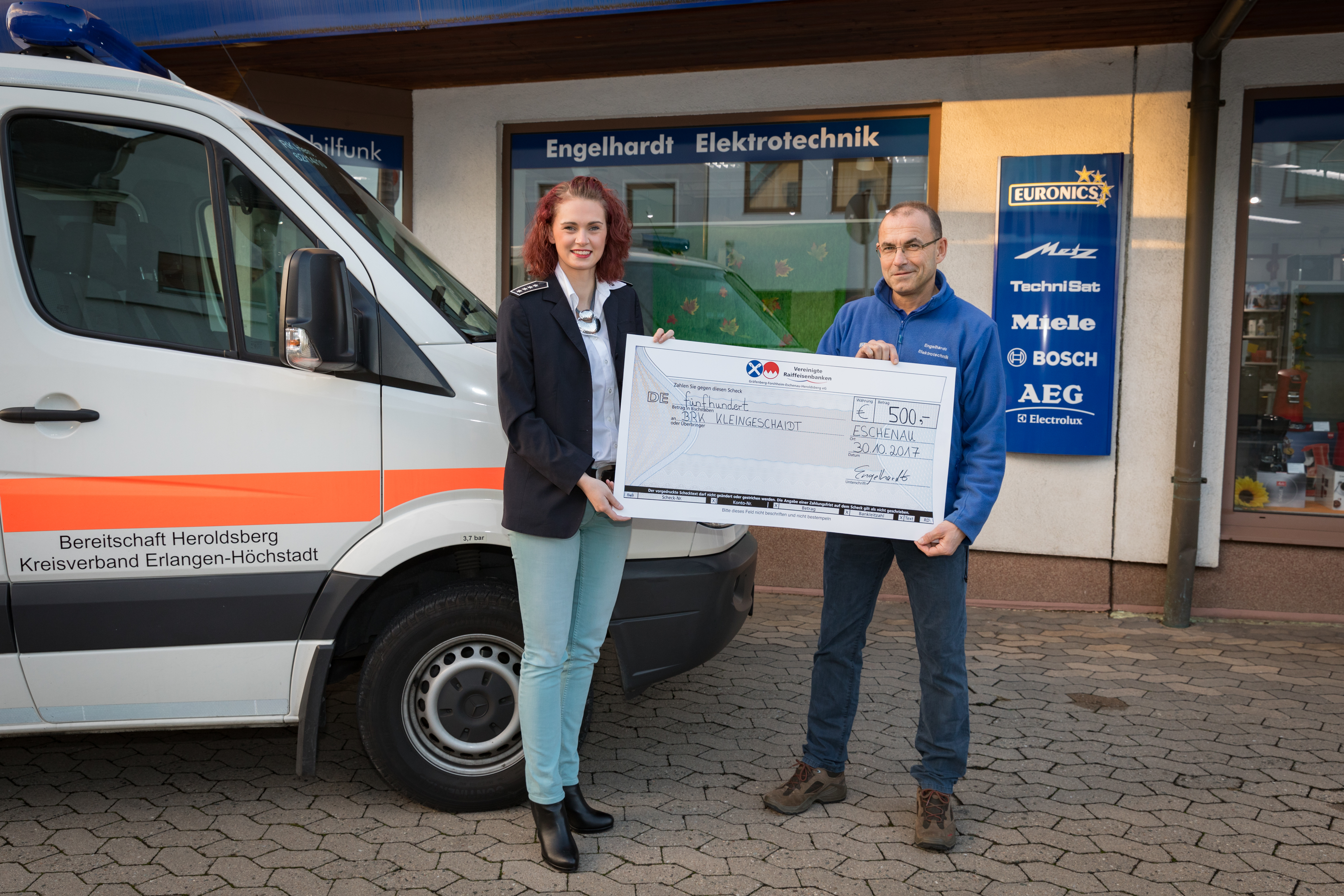Firmeninhaber Hans Peter Engelhardt überreicht den symbolischen Scheck an die BereitschaftsleiterinDaniela Zimmermann
