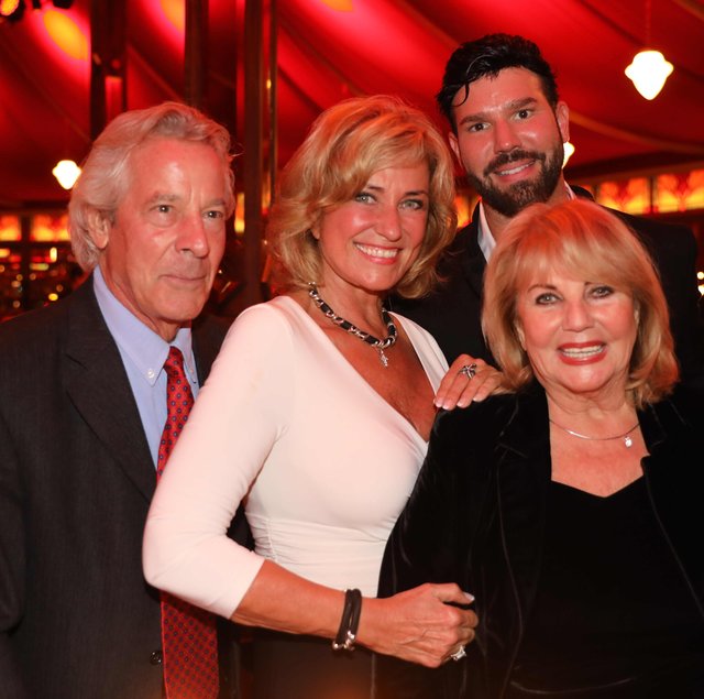 Strahlend schön: TV-Löwin Dagmar Wöhrl mit Apotheker Werner Kühnel (li.), Top-Gastronom Christian Wagner und Kultwirtin Sissy Kleinke-Kühnel. | Foto: © Udo Dreier