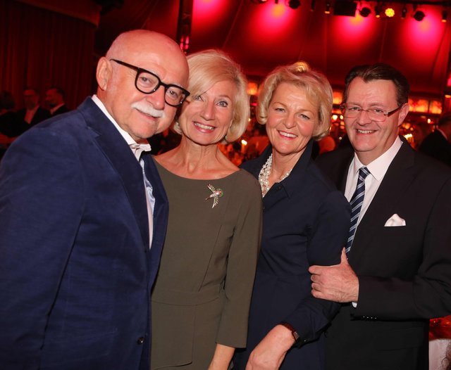 (v.l.) Immo-Genie Gerd Schmelzer mit Gattin & Kulturreferentin Prof. Julia Lehner, Unternehmensberaterin Stefanie Frieser mit Ehemann Michael (CSU-MdB). | Foto: © Udo Dreier