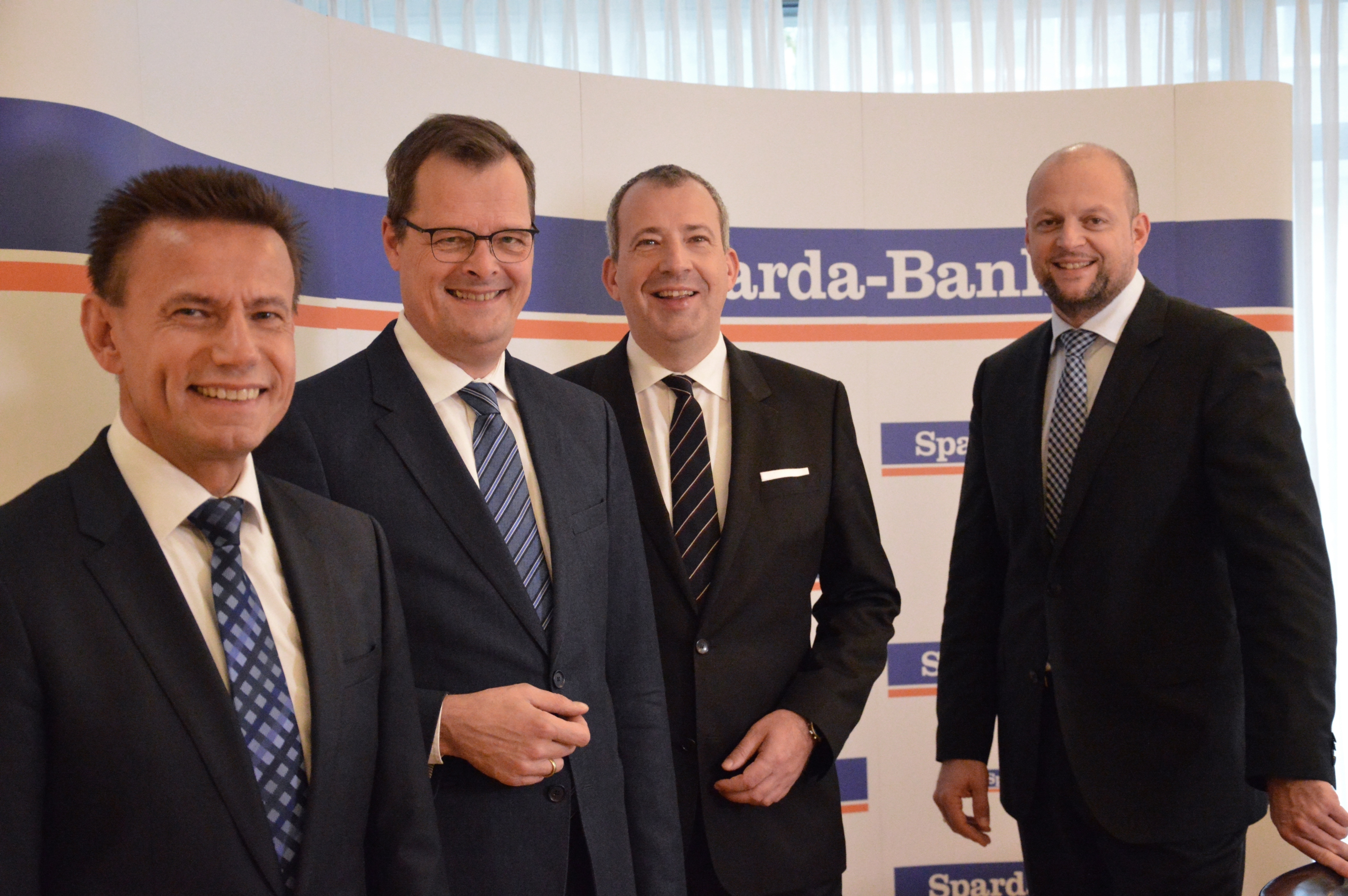 Von links: Thomas Lang, stellvertretender Vorstandsvorsitzender der Sparda-Bank Nürnberg, Prof. Dr. Joachim Wuermeling, Mitglied des Vorstands der Deutschen Bundesbank, Stefan Schindler, Vorstandsvorsitzender der Sparda-Bank Nürnberg und Markus Lehnemann, Vorstandsmitglied der Sparda-Bank Nürnberg. Foto: © Sparda-Bank Nürnberg eG