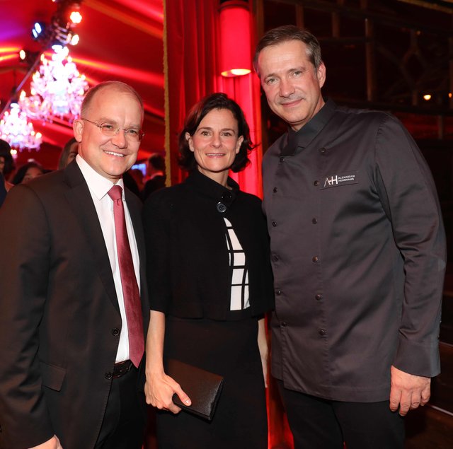 CSU-MdB Sebastian Brehm mit Lebensgefährtin Barbara Hauerstein & Gastgeber Alexander Herrmann. | Foto: © Udo Dreier