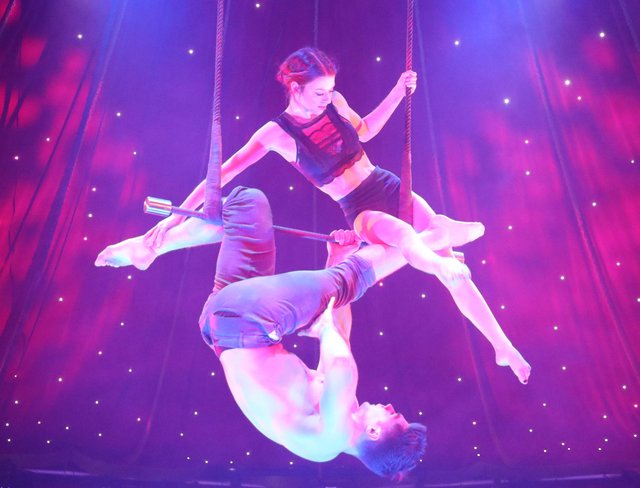 Atemberaubende Artistik und temporeiches Varieté sind Markenzeichen der Show im Spiegelpalast. | Foto: © Udo Dreier