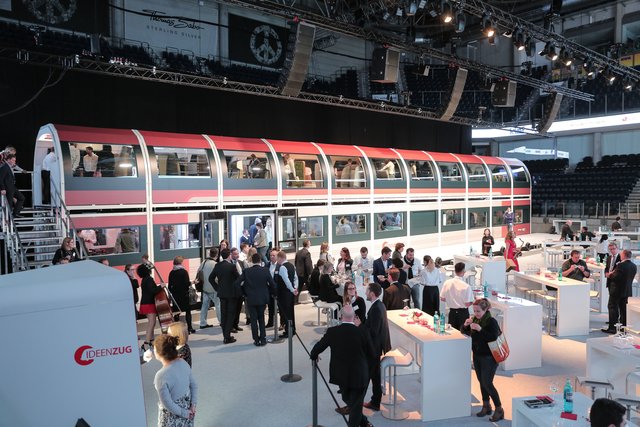 Blick in die Zukunft: In der Arena Nürnberger Versicherung präsentierte die Bahn ihren Ideenzug. Foto: DB AG