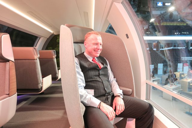 Tolle Aussichten: SOB-Chef Christoph Kraller testet den Blick aus dem großzügigen Panorama-Fenster. Foto: DB AG