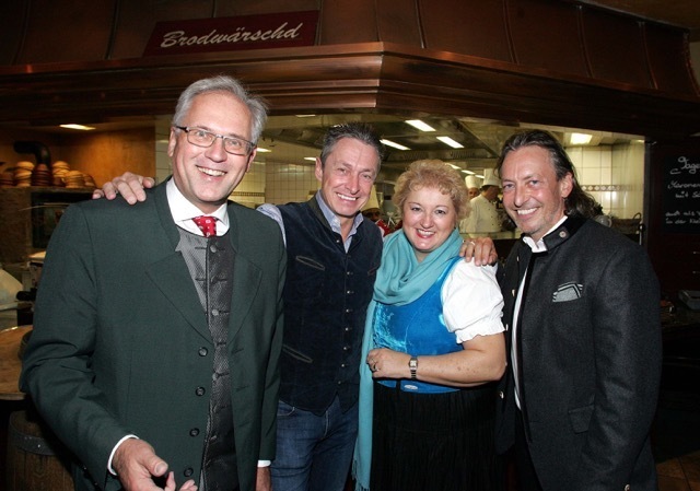 Bezirkstagspräsident Richard Bartsch, Wirt Michael Förster, CSU-MdL Petra Guttenberger und Wirt Thomas Förster. Foto: John R. Braun