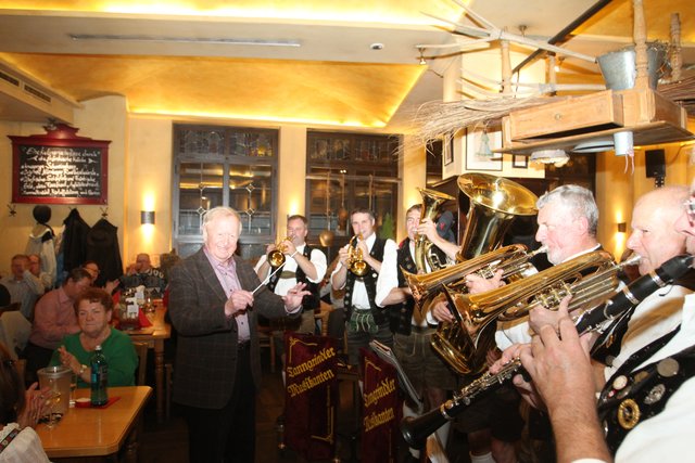 Herrmann Förster, Vater der Förster-Brüder, dirigiert den Bayerischen Defiliermarsch für die Tanngrindler Musikanten aus der Oberpfalz. Foto: John R. Braun