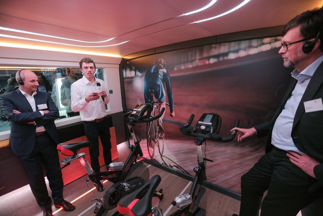 Fit im Zug: Projektleiter Carsten Hutzler (Mitte) zeigt BEG-Chef Dr. Johann Niggl (l.) und dem Vorstandsvorsitzenden von DB Regio, Dr. Jörg Sandvoß (r.), das Sportstudio mit Spinning Wheels. Foto: DB AG