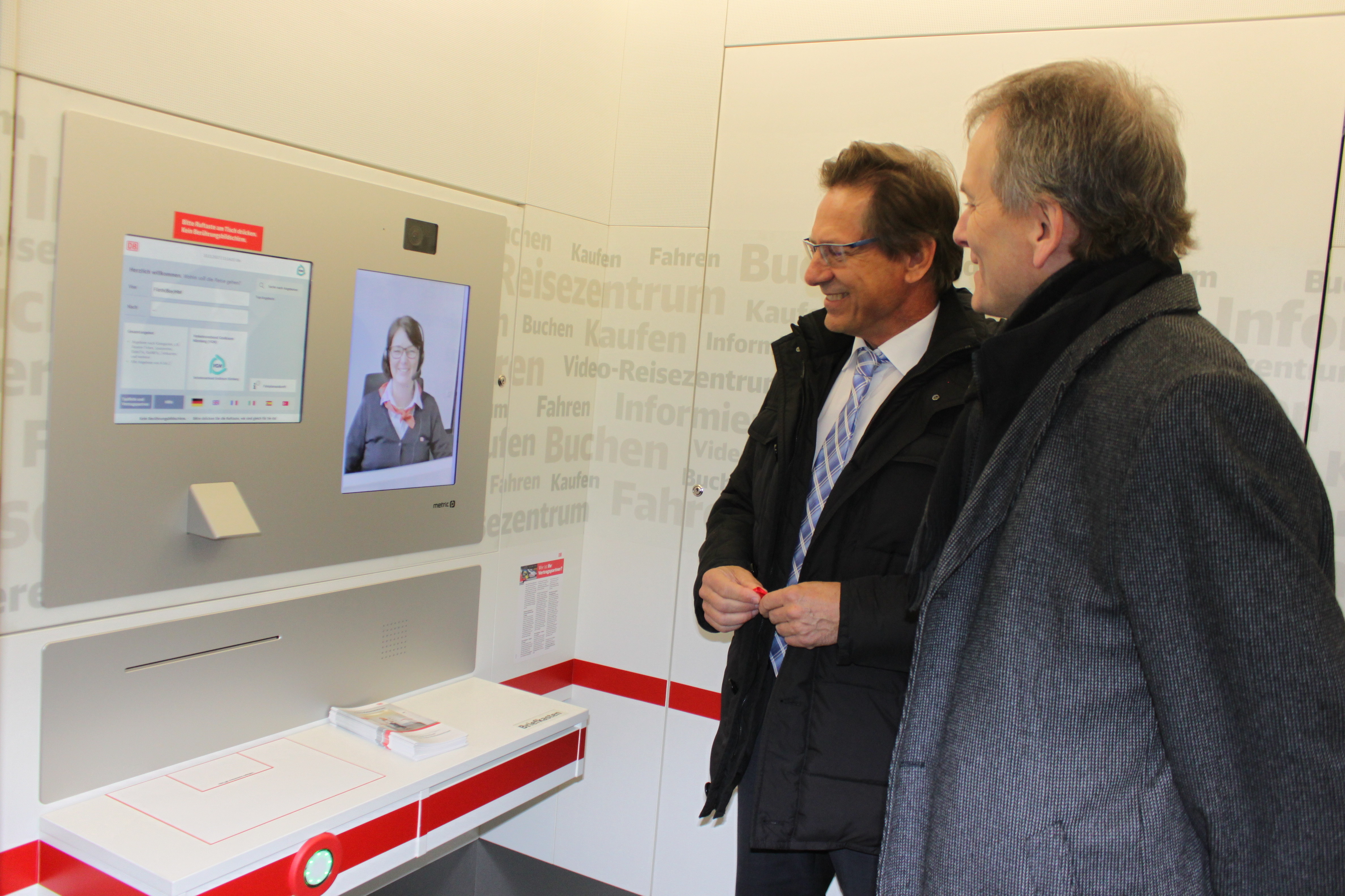 Harald Hillemeier (li.) und Horst Müller demonstrierten schon mal die einfache Bedienung im Video-Reisezentrum und werden auch gleich per Bildschirm von der Reiseberaterin begrüßt. Foto: Ebersberger