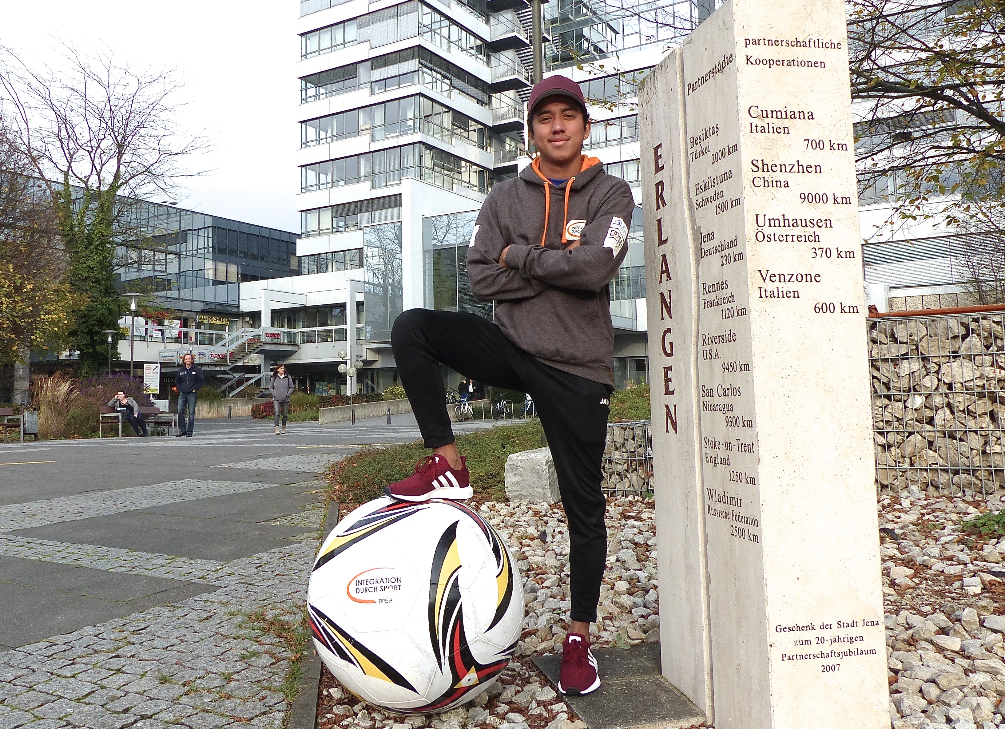 Elmer Teran liebt den Sport und Erlangen – und leistet hier einen guten Job. Foto: Uwe Müller