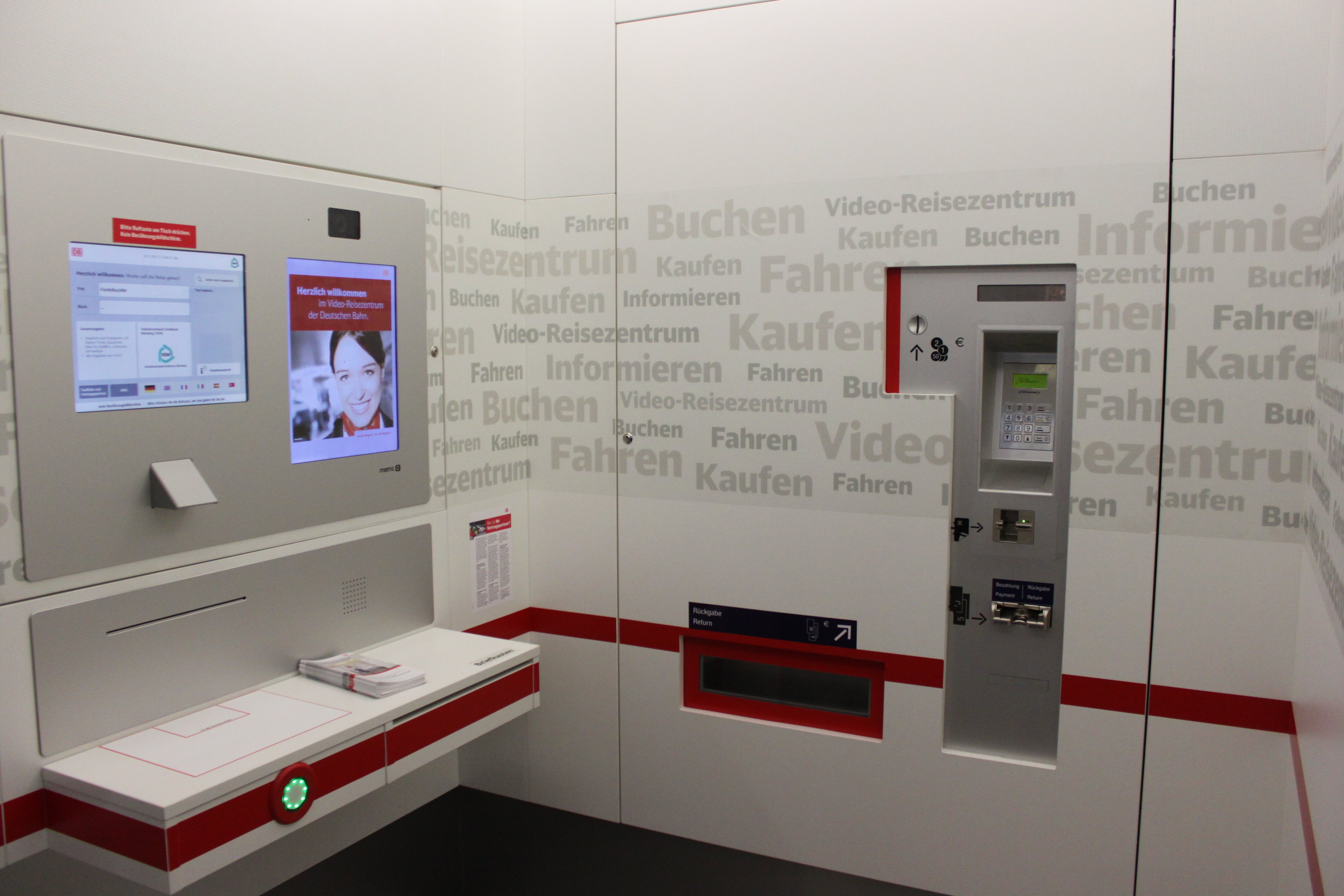 Hell und übersichtlich präsentiert sich die moderne Video-Kabine, in der per Videoschirm ein umfangreicher Service angeboten wird. Foto: Ebersberger