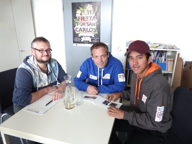 Alles will gut koodiniert sein: Tobias Ott (l.) vom Städtepartnerschaftsbüro, Mark Sauerborn (M.) vom Bayerischen Landes-Sportverband e.V. und Elmer Teran treffen sich regelmäßig zur Besprechung. Foto: Uwe Müller
