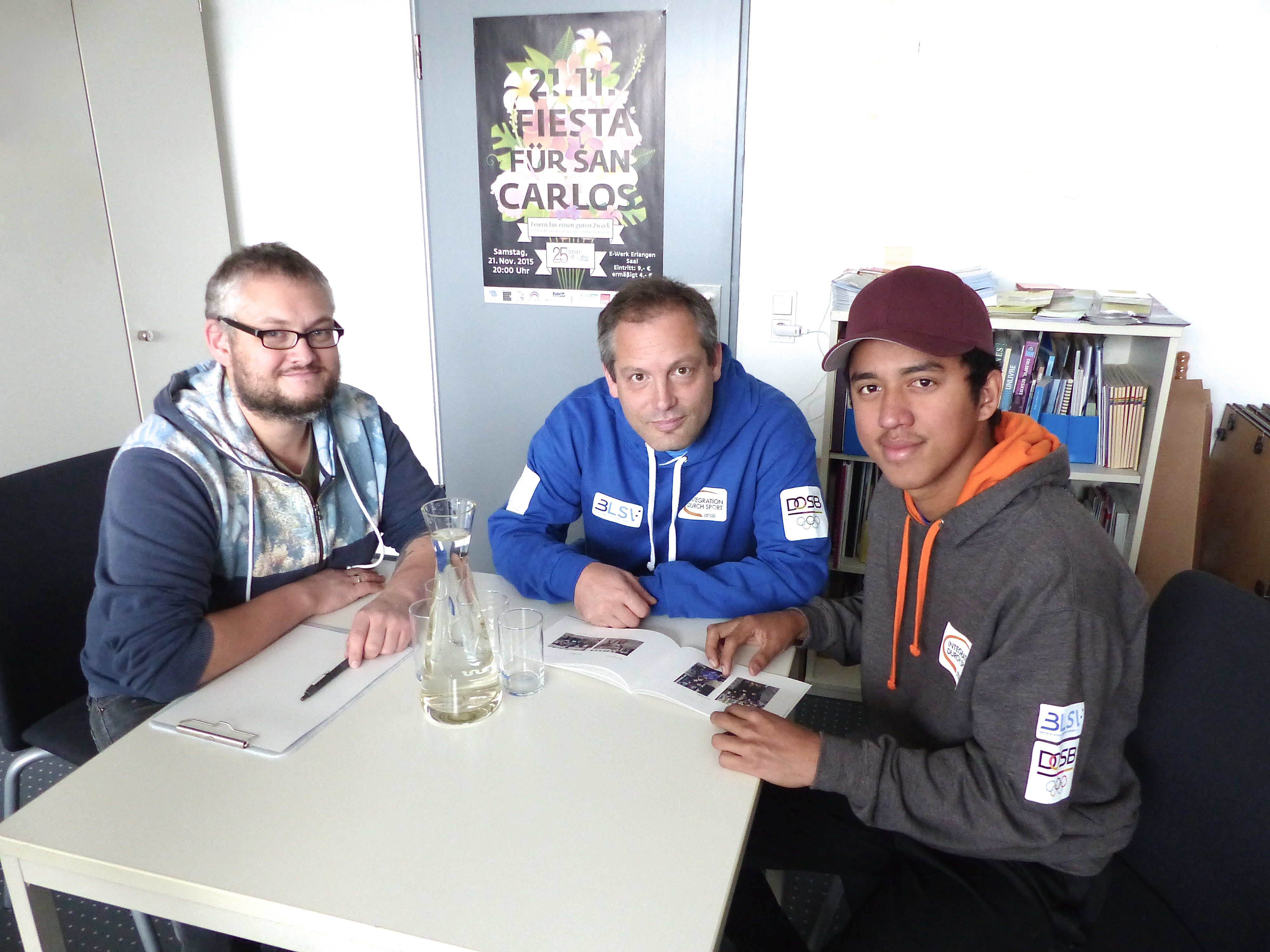 Alles will gut koodiniert sein: Tobias Ott (l.) vom Städtepartnerschaftsbüro, Mark Sauerborn (M.) vom Bayerischen Landes-Sportverband e.V. und Elmer Teran treffen sich regelmäßig zur Besprechung. Foto: Uwe Müller