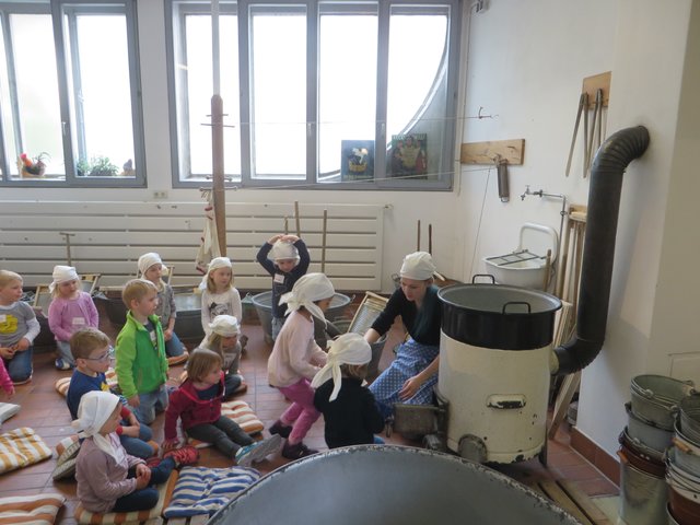 Die Kinder konnten erleben, wie schwer es unsere Vorfahren hatten, die Wäsche sauber zu bekommen. | Foto: © Freier Kindergarten Schwabach e.V.