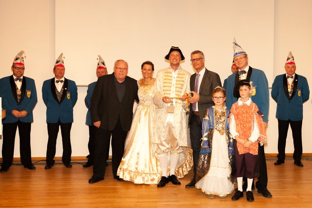 Vordere Reihe v.l.n.r.: Bürgermeister Franz Streit, das Prinzenpaar Carina und Markus, Oberbürgermeister Uwe Kirschstein und Bernd Uttenreuther. Vor ihnen das Kinderprinzenpaar Emilia und Stephan, hinten auf der Bühne steht der Elferrat. Foto: R. Rosenbauer