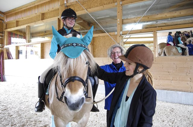 Christian, Kathrin und Azubi Helene haben mit Rusty viel Spaß bei der Vorbereitung auf den  inklusiven Führzügel-Wettbewerb. | Foto: NÜRNBERGER Versicherung
