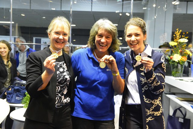 Petra Hoffmann (Mitte), Leiterin der Reittherapie der Lebenshilfe Nürnberger Land, freute sich mit Dr. Natalie Schwägerl (links) und Nadja Worschech (rechts) von der NÜRNBERGER Versicherung über die gelungene Premiere des inklusiven Führzügel-Wettbewerbs bei „Faszination Pferd“. | Foto: Maximilian Schreiner