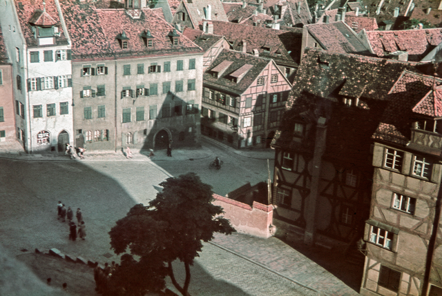Blick von der Burgfreiung auf die Straße Am Ölberg an der Einmündung zur Burgstraße als zeitlicher Dreisprung: Vor dem Zweiten Weltkrieg auf einer 1938 entstanden Aufnahme des Fotografen Mayer-Reinach, als Trümmerlandschaft auf der Fotografie von Ray DʼAddario aus dem Jahr 1945 und während des Wiederaufbaus auf dem Foto von Erwin Henze, das um 1954 entstanden ist. | Foto: StadtAN A 55 Nr. VII-30-7-7 und Nr. VII-49-7-4, A 99 Nr. 789)