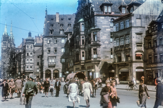 Die Königstraße, die vom Frauentor hinunter zur Museumsbrücke führt, war und ist mit ihren zahlreichen Hotelbauten, Lokalen und Geschäftshäusern eine der beliebtesten Einkaufsstraßen und Flaniermeilen in der Altstadt. Die Häuser mit ihren Giebeln und Chörlein stammen aus dem 19. Jahrhundert und knüpfen an die Formensprache von Gotik und Renaissance an. | Foto: Unbekannter Fotograf, vor 1942. (StadtAN A 55 Nr. VI-37-6-7)