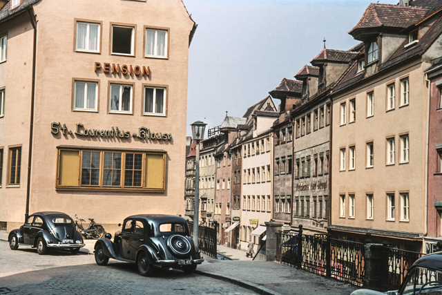 Der Blick von der Hinteren Ledergasse in die Obere Wörthstraße. Die geschlossene traufseitige Bebauung und der Mercedes im Vordergrund erwecken den Eindruck, dass es sich hier um eine Vorkriegsaufnahme handelt. Der VW-Käfer mit dem Ovalfenster, links im Bild, wurde jedoch erst ab 1953 produziert. | Foto: Hoch-bauamt, nach 1953. (StadtAN A 55 Nr. I-50-1-3)