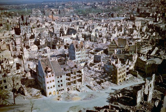Der Blick von der Burgfreiung auf die Straße Am Ölberg an der Einmündung zur Burgstraße als zeitlicher Dreisprung: Vor dem Zweiten Weltkrieg auf einer 1938 entstanden Aufnahme des Fotografen Mayer-Reinach, als Trümmerlandschaft auf der Fotografie von Ray DʼAddario aus dem Jahr 1945 und während des Wiederaufbaus auf dem Foto von Erwin Henze, das um 1954 entstanden ist. | Foto: StadtAN A 55 Nr. VII-30-7-7 und Nr. VII-49-7-4, A 99 Nr. 789)
