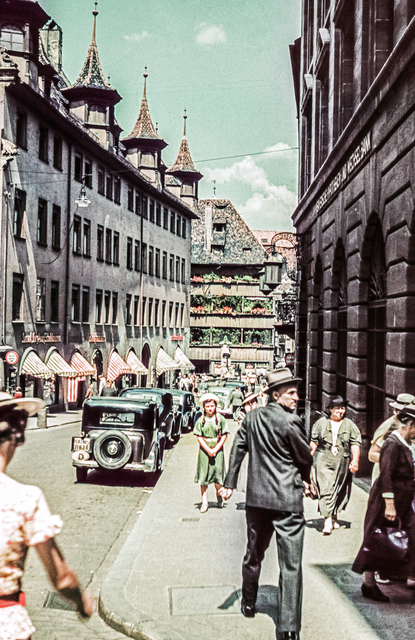 Die Königstraße, eine der Hauptverkehrsadern der Lorenzer Altstadt, führt vom Frauentor am Hauptbahnhof über den Platz vor der Lorenzer Kirche hinunter zur Museumsbrücke und endet fast auf dem Hauptmarkt. Der hier abgebildete untere Teil der Königstraße besaß eine sehr enge Straßenführung, dennoch wurde sie lebhaft durch den Pkw-Verkehr genutzt. | Foto: Raimund Werner, undatiert. (StadtAN A 99 Nr. 1231)