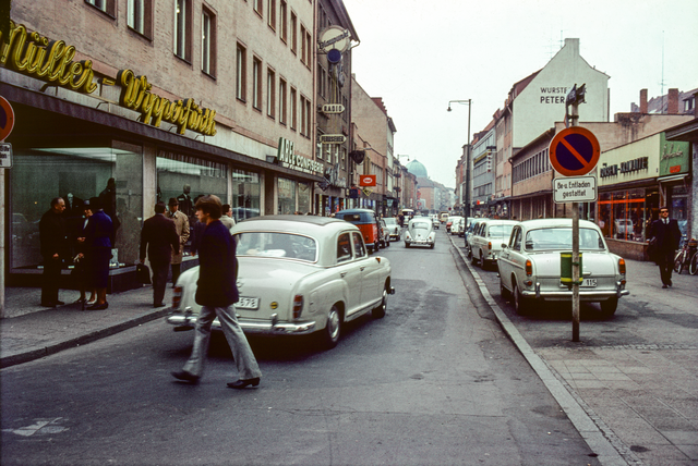 Nach zum Teil heftigen Widerständen wurde 1966 in einer Probephase die Breite Gasse zur autofreien Zone umfunktioniert. Da dieser Schritt von der Nürnberger Bevölkerung gut angenommen wurde, konnten in der Folgezeit weitere Fußgängerbereiche in der Altstadt etabliert werden. Nürnberg besitzt somit eine der ältesten Fußgängerzonen in Deutschland. | Foto: Hochbauamt, 1964 und Dezember 1966. (StadtAN A 55 Nr. I-7-1-6 und Nr. I-7-2-10)