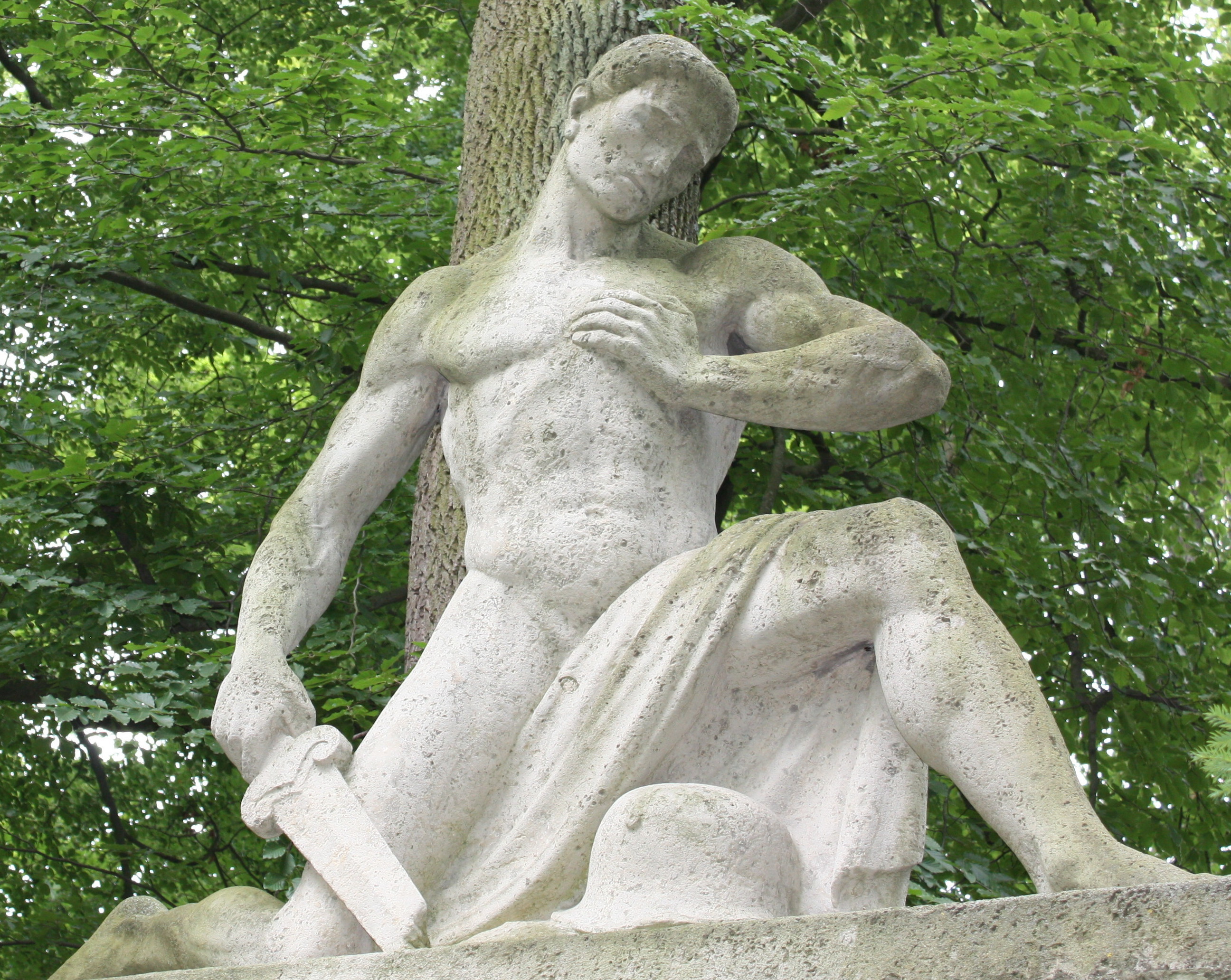 Das Kriegerdenkmal im Schwabacher Stadtpark erinnert an die Folgen von Krieg und Terror.