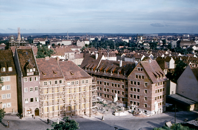 Der Blick von der Burgfreiung auf die Straße Am Ölberg an der Einmündung zur Burgstraße als zeitlicher Dreisprung: Vor dem Zweiten Weltkrieg auf einer 1938 entstanden Aufnahme des Fotografen Mayer-Reinach, als Trümmerlandschaft auf der Fotografie von Ray DʼAddario aus dem Jahr 1945 und während des Wiederaufbaus auf dem Foto von Erwin Henze, das um 1954 entstanden ist. | Foto: (StadtAN A 55 Nr. VII-30-7-7 und Nr. VII-49-7-4, A 99 Nr. 789)