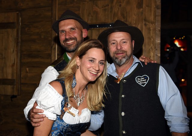 Richtig gut drauf: Christopher Dietz (l.), Mandy Ullmann & Thomas Malter (N1) feiern!