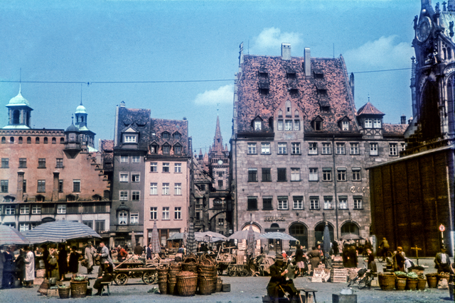 Blick auf den Hauptmarkt und die Häuser an der Nordseite. Noch vor dem Luftangriff auf die Stadt 1942 wurde der Michaelschor der Frauenkirche zum Schutz vor Bombensplittern ummantelt. | Foto: Unbe-kannter Fotograf, um 1942. (StadtAN A 55 Nr. VII-37-7-2)