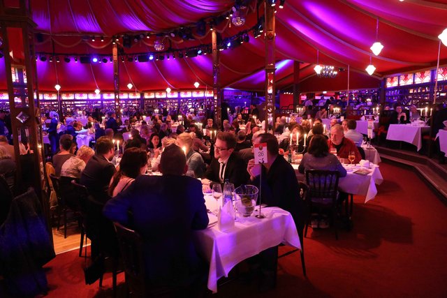 Die Gäste von MarktSpiegel & Palazzo erlebten einen temporeichen Abend voller kulinarischer und artistischer Höhepunkte. | Foto: Udo Dreier
