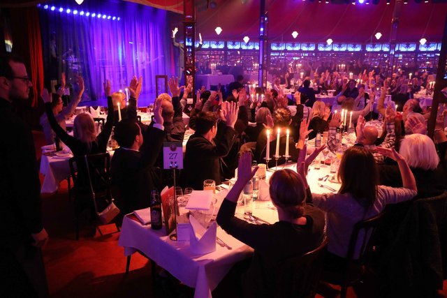 Die Gäste von MarktSpiegel & Palazzo erlebten einen temporeichen Abend voller kulinarischer und artistischer Höhepunkte. | Foto: Udo Dreier