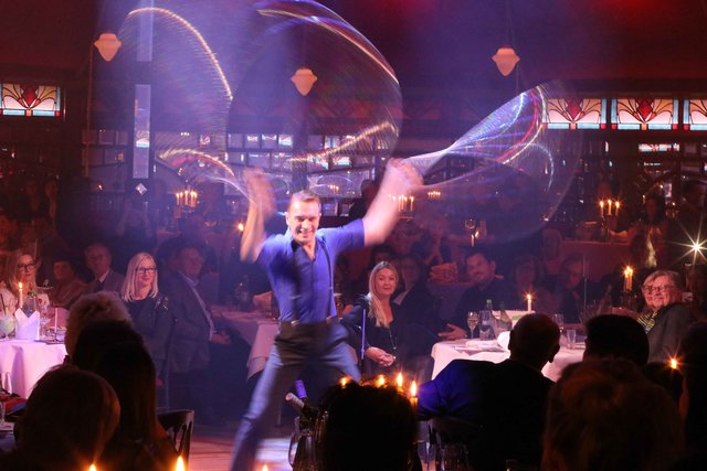 Die Gäste von MarktSpiegel & Palazzo erlebten einen temporeichen Abend voller kulinarischer und artistischer Höhepunkte. | Foto: Udo Dreier