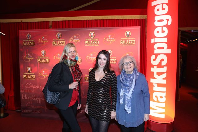 Jenny Reichenbacher (Betriebswirtschaftliche Leiterin MarktSpiegel, Mitte) mit Gewinnerin Anouschka Regel und ihrer Mutter Ursula Scholze. | Foto: Udo Dreier